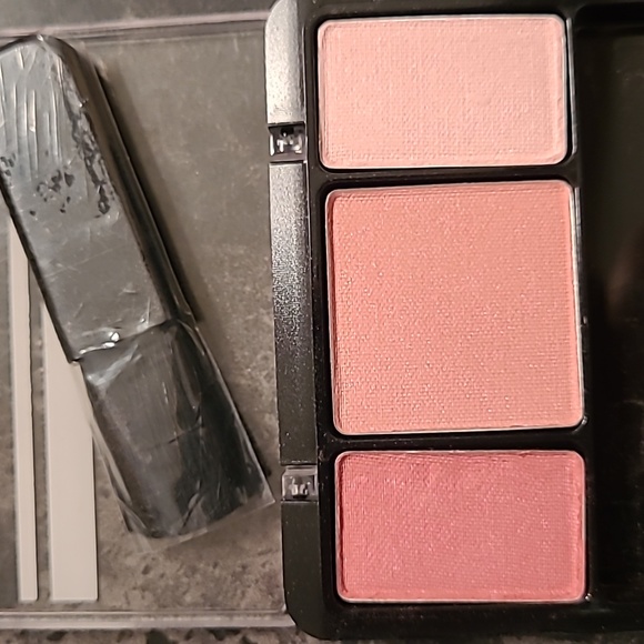 New in packaging! CoverGirl Instant Cheekbones Refined Rose blush trio compact - Picture 3 of 3